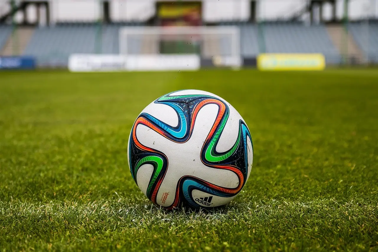 Brændende åbningsmål, sene afgørelser og markante udebanesejre: Runde 6 i Regionalliga Nordost