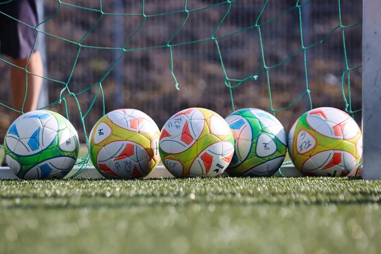 Stensikre sejre, dramatiske egenmål og storsejr i München – sådan udspillede tredje spillerunde i Regionalliga Bayern 2025/26 sig